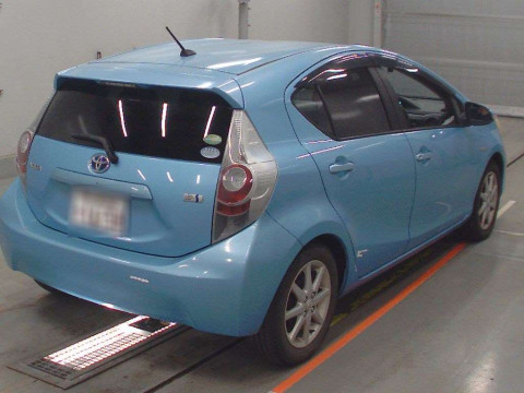 2012 Toyota Aqua NHP10[1]