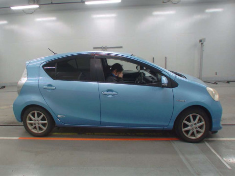 2012 Toyota Aqua NHP10[2]