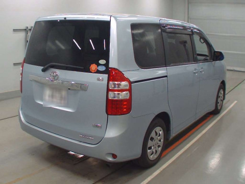 2010 Toyota Noah ZRR70G[1]