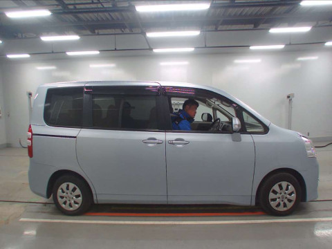 2010 Toyota Noah ZRR70G[2]