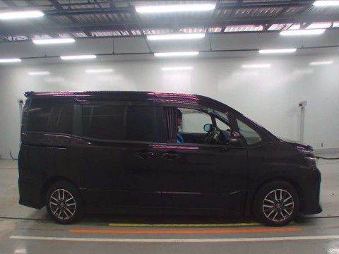 2014 Toyota Voxy ZRR80W[2]