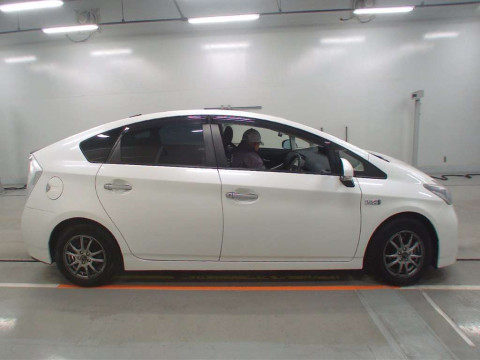 2012 Toyota Prius PHV ZVW35[2]