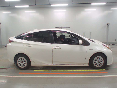 2016 Toyota Prius ZVW50[2]