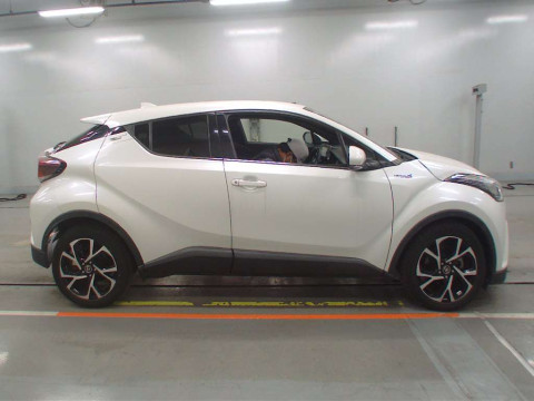 2017 Toyota C-HR ZYX10[2]