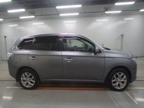 2013 Mitsubishi Outlander PHEV GG2W[2]