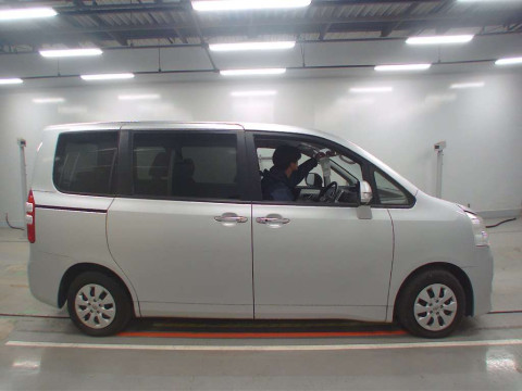 2012 Toyota Noah ZRR70G[2]