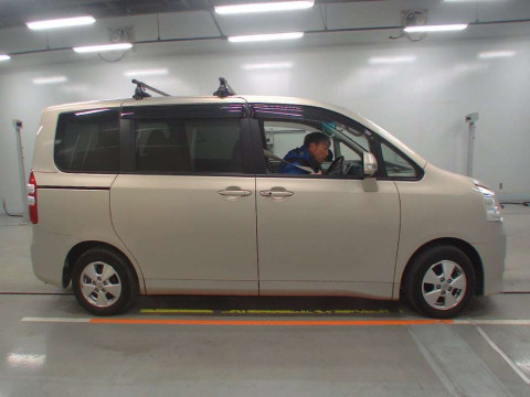 2012 Toyota Noah ZRR70G[2]