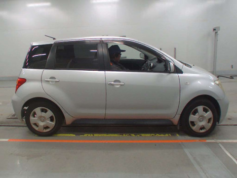 2005 Toyota IST NCP60[2]