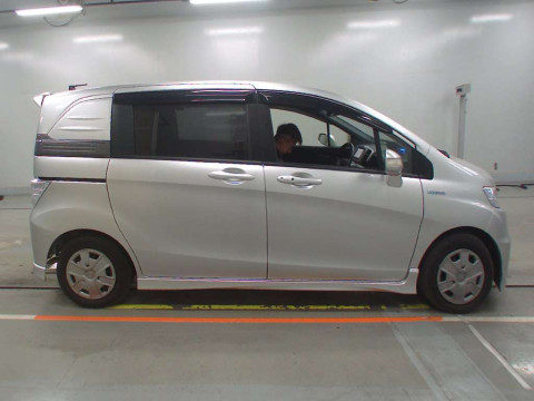 2013 Honda Freed spike hybrid GP3[2]