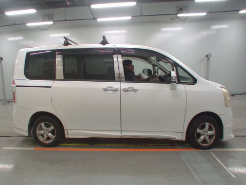 2010 Toyota Noah ZRR70G[2]