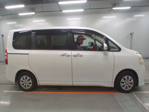 2011 Toyota Noah ZRR70G[2]