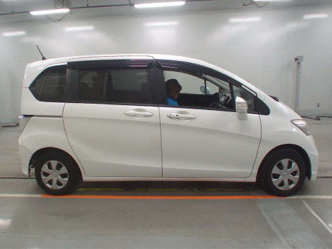 2013 Honda Freed GB3[2]