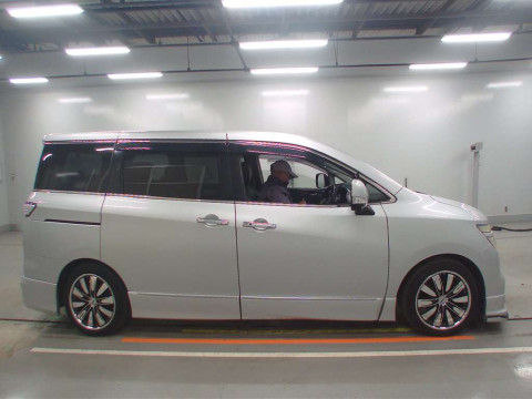 2014 Nissan Elgrand TNE52[2]