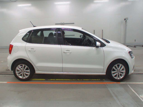 2016 Volkswagen Polo 6RCJZ[2]