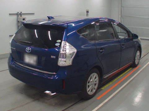 2013 Toyota Prius alpha ZVW41W[1]