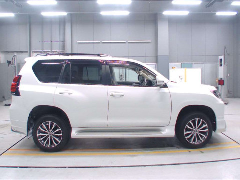 2020 Toyota Land Cruiser Prado TRJ150W[2]