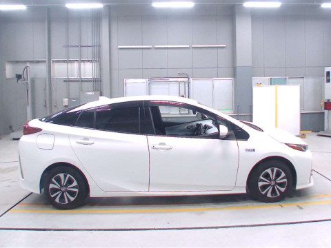 2018 Toyota Prius PHV ZVW52[2]