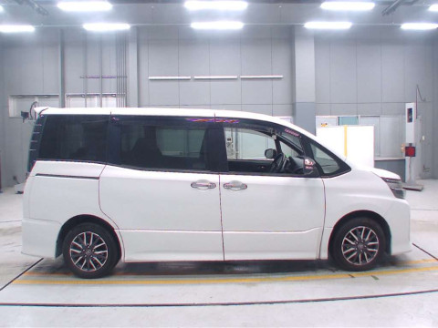 2016 Toyota Voxy ZRR80W[2]