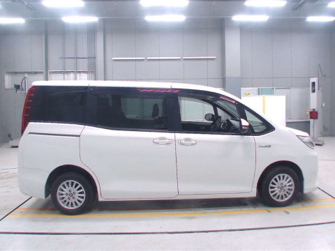 2016 Toyota Noah ZWR80G[2]