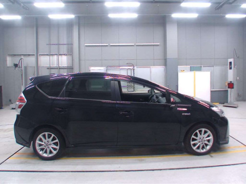 2015 Toyota Prius alpha ZVW41W[2]