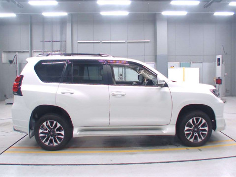 2023 Toyota Land Cruiser Prado TRJ150W[2]