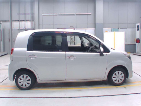 2014 Toyota Spade NSP140[2]