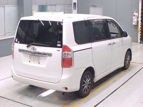 2010 Toyota Noah ZRR70G[1]