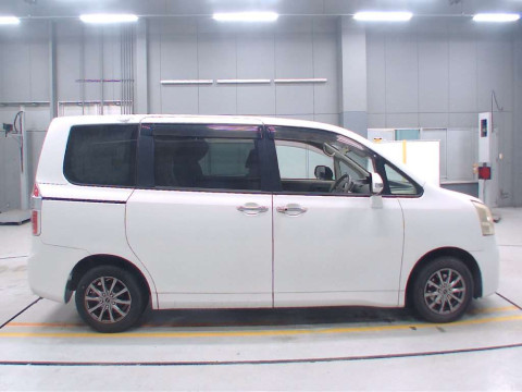 2010 Toyota Noah ZRR70G[2]