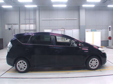 2012 Toyota Prius alpha ZVW41W[2]