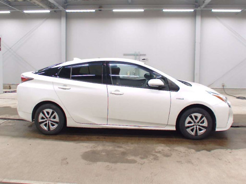 2016 Toyota Prius ZVW55[2]