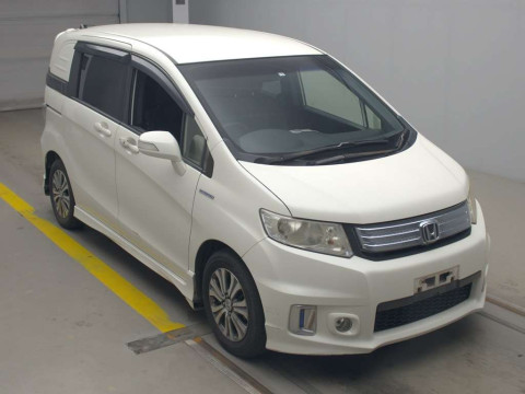 2012 Honda Freed spike hybrid GP3[2]