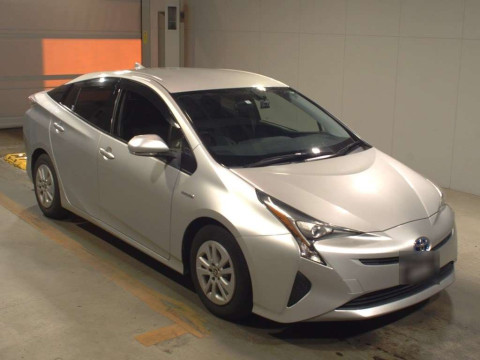 2017 Toyota Prius ZVW50[2]