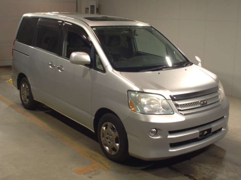 2006 Toyota Noah AZR60G[2]