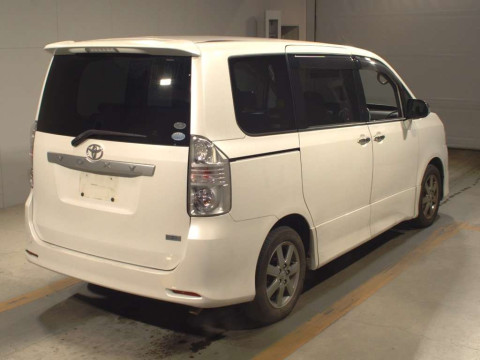 2010 Toyota Voxy ZRR70W[1]