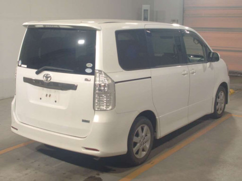 2009 Toyota Noah ZRR70W[1]