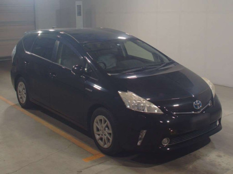 2012 Toyota Prius alpha ZVW41W[2]