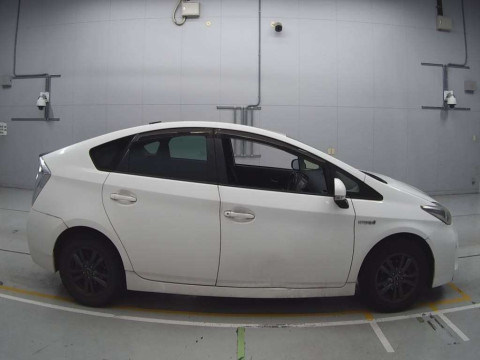 2013 Toyota Prius ZVW30[2]