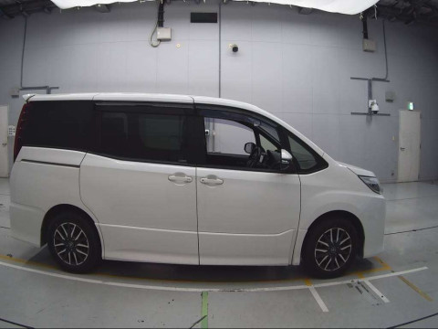 2014 Toyota Noah ZRR80W[2]