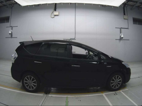 2014 Toyota Prius alpha ZVW41W[2]