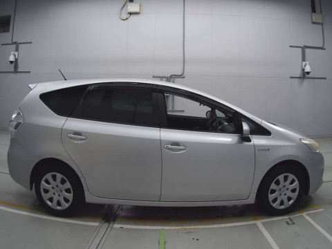 2012 Toyota Prius alpha ZVW41W[2]