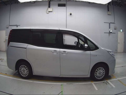 2014 Toyota Noah ZWR80G[2]