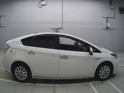 2015 Toyota Prius PHV ZVW35[2]