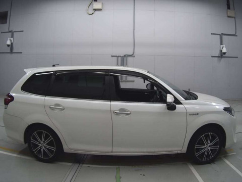 2016 Toyota Corolla Fielder NKE165G[2]