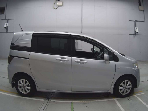 2011 Honda Freed Spike GB3[2]