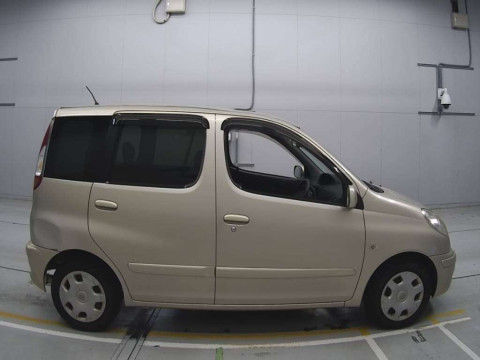 2004 Toyota Fun Cargo NCP20[2]