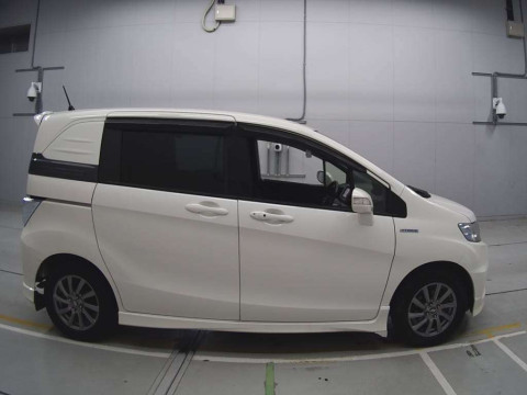 2012 Honda Freed spike hybrid GP3[2]