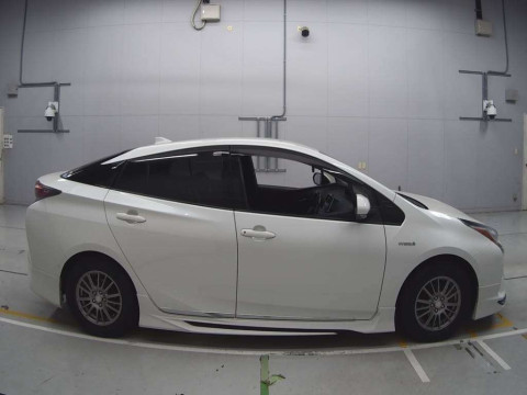 2018 Toyota Prius ZVW55[2]