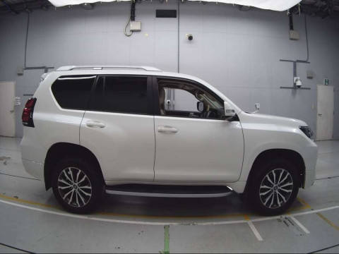 2021 Toyota Land Cruiser Prado TRJ150W[2]