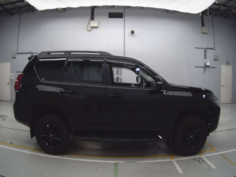 2022 Toyota Land Cruiser Prado TRJ150W[2]