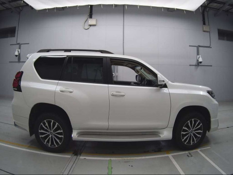 2021 Toyota Land Cruiser Prado TRJ150W[2]